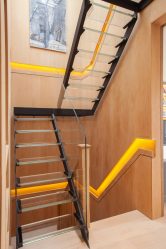 290+ Foto pilihan yang indah untuk tangga ke tingkat dua di sebuah rumah persendirian (kayu, logam, konkrit)
