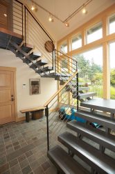 290+ निजी घर (लकड़ी, धातु, कंक्रीट) में दूसरी मंजिल तक सीढ़ियों के लिए सुंदर विकल्पों की तस्वीरें
