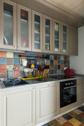 Mozaïek op de schort voor de keuken (175+ foto's): modern, handig, praktisch. Glas, parelmoer of metaal?