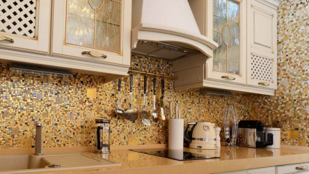 Mosaik auf dem Vorfeld für die Küche (175+ Fotos): Modern, praktisch, praktisch. Glas, Perlmutt oder Metall?