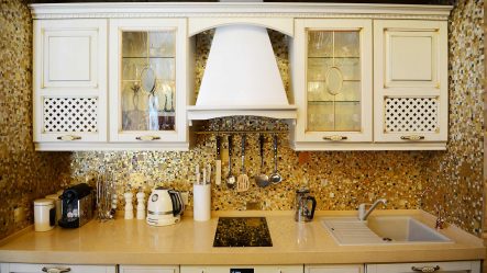 Mosaic di Apron untuk dapur (175+ Foto): Moden, mudah, praktikal. Kaca, ibu mutiara atau logam?