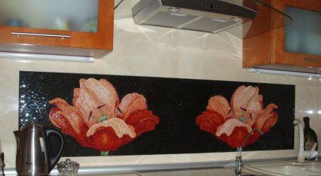 โมเสกบนผ้ากันเปื้อนสำหรับห้องครัว (175 ภาพ): ทันสมัยสะดวกใช้งานได้จริง แก้วหอยมุกหรือโลหะ?