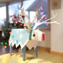 Dekorationen mit Spielzeug aus Papier für das neue Jahr des Hundes 2018. Machen Sie den Urlaub richtig hell!