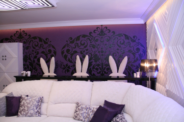Tapete lila Farbe im Design des Wohnzimmers, Schlafzimmers und anderer Räume. Erfolgreiche Kombinationen und Kombinationen (90+ Fotos)