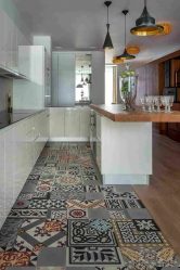กระเบื้องห้องครัวบนพื้น: 150+ รูปถ่ายของความลับของการออกแบบที่สวยงาม