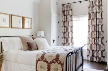 Modern design van de sprei op het bed in de slaapkamer - Mooi en stijlvol nieuw (170+ foto's)