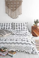 Yatak odasında yatak örtüdeki modern tasarım - Güzel ve Şık Yeni (170+ Fotoğraflar)