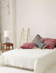 Design moderno da colcha na cama no quarto - bonito e elegante novo (170+ fotos)