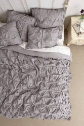 Reka bentuk moden seprai di atas katil di dalam bilik tidur - Baru Cantik dan Bergaya (170+ Foto)