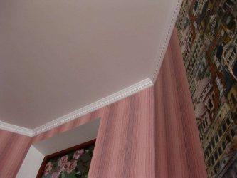 Comment choisir et coller le socle de plafond: 180+ (Photos) Modèles pour différents plafonds