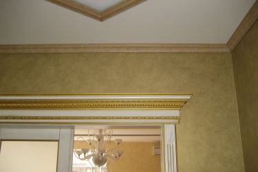 Comment choisir et coller le socle de plafond: 180+ (Photos) Modèles pour différents plafonds