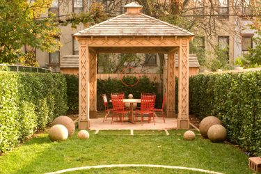Variantes do belo jardim Pavilhões do-it-yourself (245+ Fotos) - Como se transformar em uma decoração real? (madeira, metal, policarbonato)
