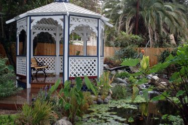 Variantes do belo jardim Pavilhões do-it-yourself (245+ Fotos) - Como se transformar em uma decoração real? (madeira, metal, policarbonato)