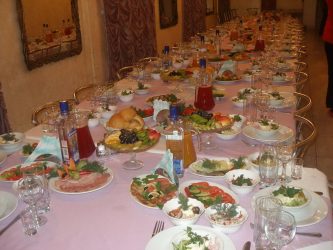 Feestelijke tafelomgeving (280+ foto's): technologie en regels voor het organiseren van maaltijden