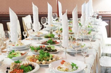 Tetapan meja perayaan (280+ Foto): Teknologi dan peraturan untuk mengatur makan