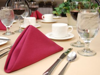 Technologietafel serveert voor het diner - Verzorgen van geliefden (225+ foto's)