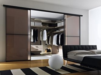 침실의 옷장 : 당신의 꿈의 옷장을 찾으십시오. 가장 관련성이 높고 실용적인 모델