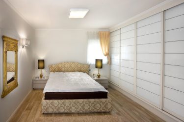 बेडरूम में अलमारी: अपने सपनों की अलमारी खोजें। सबसे अधिक प्रासंगिक और व्यावहारिक मॉडल