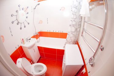 Малка баня, комбинирана с тоалетна (50+ снимки): 12 метода за уникална корекция на пространството