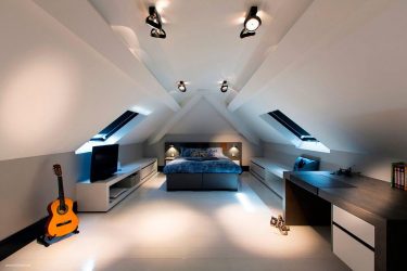 แนวคิดการออกแบบที่น่าทึ่งห้องนอนในห้องใต้หลังคา: 200+ การตกแต่งภายในในสไตล์ร่วมสมัย