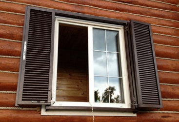 Esempi di successo della trasformazione della facciata della casa con l'aiuto di persiane per finestre (legno, metallo, plastica). Rendilo semplice e bello (+ Recensioni)