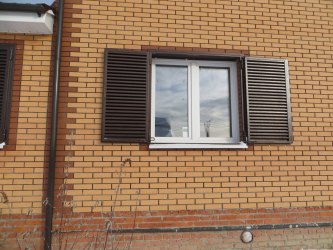Ejemplos exitosos de la transformación de la fachada de la casa con la ayuda de persianas para ventanas (madera, metal, plástico). Hazlo simple y hermoso (+ Comentarios)