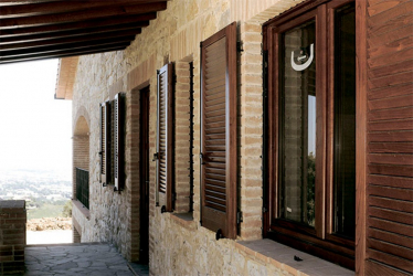 Erfolgreiche Beispiele für die Umgestaltung der Fassade des Hauses mit Hilfe von Fensterläden (Holz, Metall, Kunststoff). Mach es einfach und schön (+ Reviews)