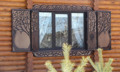 Exemplos de sucesso da transformação da fachada da casa com a ajuda de persianas para janelas (madeira, metal, plástico). Tornar simples e bonito (+ Avaliações)