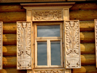 Ejemplos exitosos de la transformación de la fachada de la casa con la ayuda de persianas para ventanas (madera, metal, plástico). Hazlo simple y hermoso (+ Comentarios)