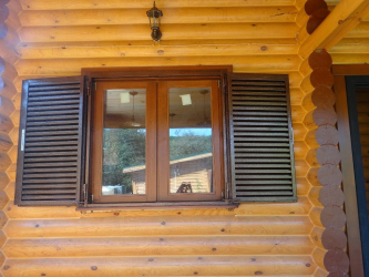 Esempi di successo della trasformazione della facciata della casa con l'aiuto di persiane per finestre (legno, metallo, plastica). Rendilo semplice e bello (+ Recensioni)