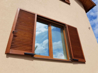 창문 (나무, 금속, 플라스틱) 용 셔터의 도움으로 집 외관 변화의 성공적인 예. 간단하고 아름답게 만드십시오 (+ 리뷰).