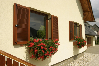 Επιτυχημένα παραδείγματα μετασχηματισμού της πρόσοψης του σπιτιού με τη βοήθεια παραθυρόφυλλα για παράθυρα (ξύλινα, μεταλλικά, πλαστικά). Κάντε το απλό και όμορφο (+ Κριτικές)