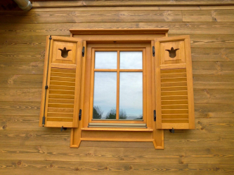 Exemple de succes ale transformării fațadei casei cu ajutorul obloanelor pentru ferestre (lemn, metal, plastic). Faceți-l simplu și frumos (+ Opinii)