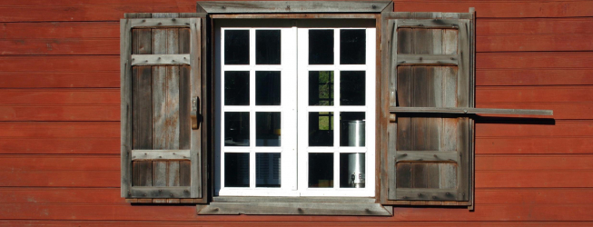 Framgångsrika exempel på omvandling av fasaden av huset med hjälp av fönsterluckor för fönster (trä, metall, plast). Gör det enkelt och vackert (+ recensioner)