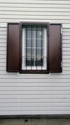 창문 (나무, 금속, 플라스틱) 용 셔터의 도움으로 집 외관 변화의 성공적인 예. 간단하고 아름답게 만드십시오 (+ 리뷰).
