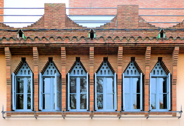 Успешни примери за трансформация на фасадата на къщата с помощта на щори за прозорци (дървени, метални, пластмасови). Направете го просто и красиво (+ рецензии)