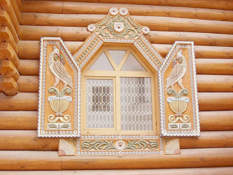 Erfolgreiche Beispiele für die Umgestaltung der Fassade des Hauses mit Hilfe von Fensterläden (Holz, Metall, Kunststoff). Mach es einfach und schön (+ Reviews)
