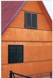 Exemplos de sucesso da transformação da fachada da casa com a ajuda de persianas para janelas (madeira, metal, plástico). Tornar simples e bonito (+ Avaliações)
