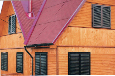 Exemple de succes ale transformării fațadei casei cu ajutorul obloanelor pentru ferestre (lemn, metal, plastic). Faceți-l simplu și frumos (+ Opinii)