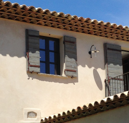 Contoh-contoh kejayaan transformasi fasad rumah dengan bantuan jendela untuk tingkap (kayu, logam, plastik). Jadikannya mudah dan cantik (+ Ulasan)