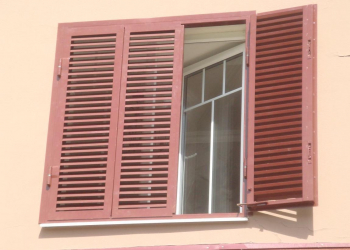 Succesvolle voorbeelden van de transformatie van de gevel van het huis met behulp van luiken voor ramen (hout, metaal, kunststof). Maak het eenvoudig en mooi (+ Beoordelingen)