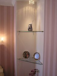 Etagères en verre dans la chambre au mur: 150+ Photos à utiliser dans le salon, la cuisine, la salle de bain. Quelle option choisir?