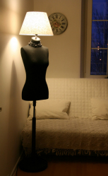 مصباح أرضي في المنزل: عنصر من عناصر الديكور أو وسيلة لخلق الأناقة والراحة؟ 200+ (صور) خيارات الكلمة لغرفة المعيشة وغرفة نوم ومطبخ