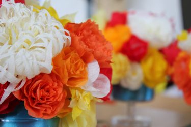 Πώς να φτιάξετε λουλούδια από κυματοειδές χαρτί με καραμέλα με τα χέρια σας; Master class +75 Φωτογραφίες από πολυτελή μπουκέτα