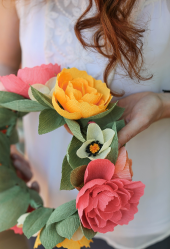 자신의 손으로 사탕과 함께 골판지에서 꽃을 만드는 방법? 마스터 클래스 +75 호화로운 부케 사진