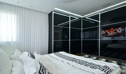 Buat bahagian dalaman anda sendiri: 110+ Foto reka bentuk Bilik tidur Corner dengan napolem. Anda tidak boleh meneka idea-idea ini!