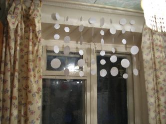 Как да направите декорации на прозорците на хартия със собствените си ръце? (150+ снимки). Прекрасно срещаме новата Година на кучетата 2018 година