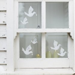Cum să faci decorațiuni pe ferestrele de hârtie cu mâinile lor? (150+ fotografii). Ne întâlnim frumos noul An 2018 de Câini
