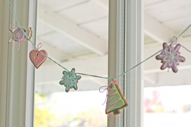 Como fazer decorações nas janelas de papel com as próprias mãos? (Mais de 150 fotos). Conhecemos o novo 2018 Year of the Dogs lindamente