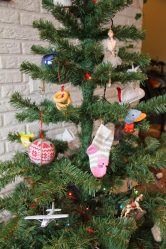 كيف تزين شجرة عيد الميلاد بشكل أنيق وجميل للعام 2018 الجديد؟ أي نوع من الألعاب تحتاج إلى الحصول عليها؟ (175+ صورة)